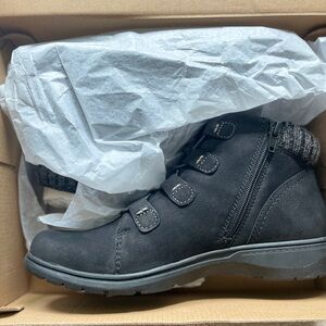 NEW CLARKS BOOTIE! Sz 9